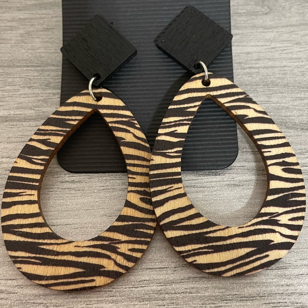 ❤️Mollie Wood Zebra Animal Print Earrings